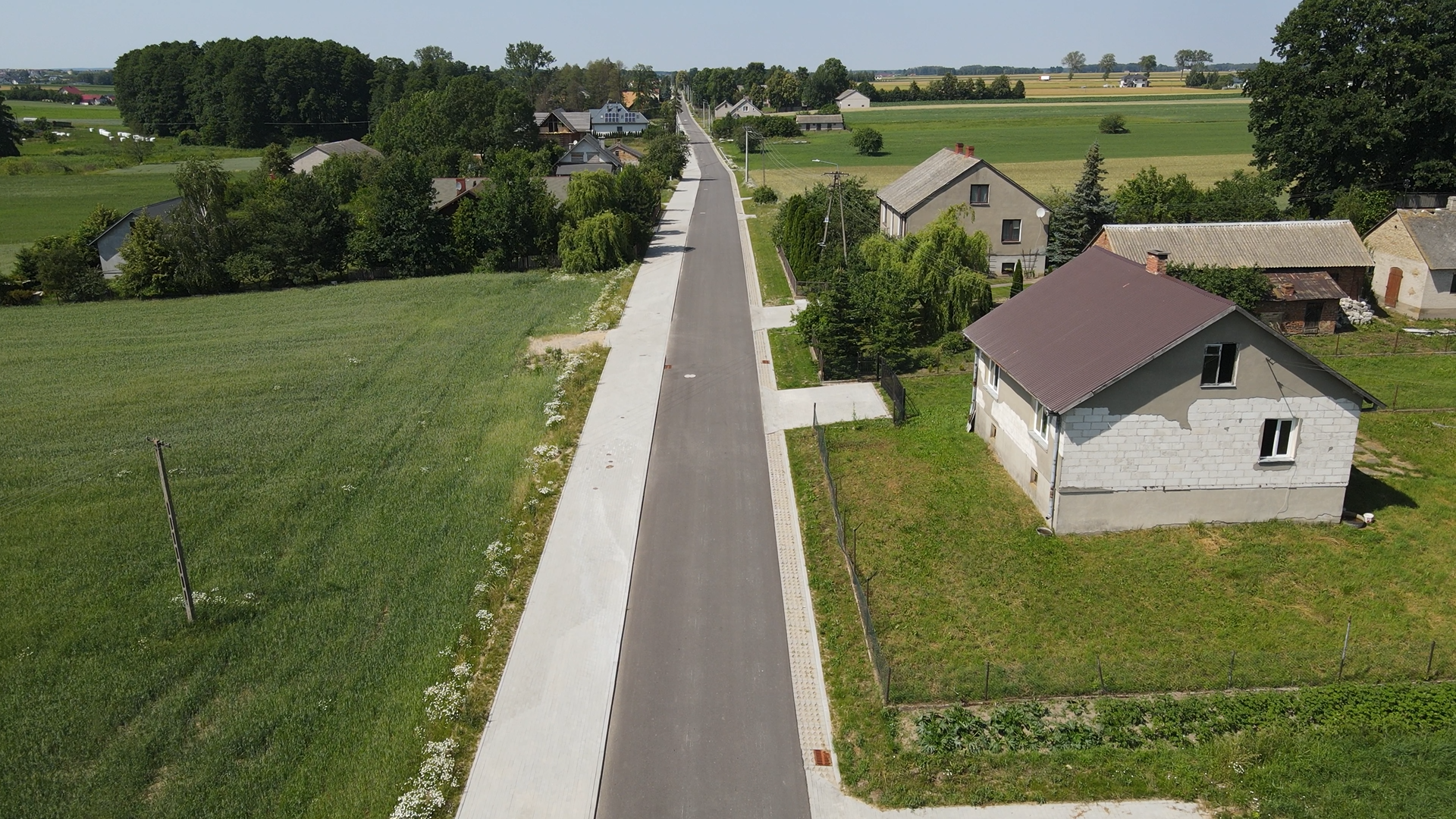 Droga gminna z chodnikiem