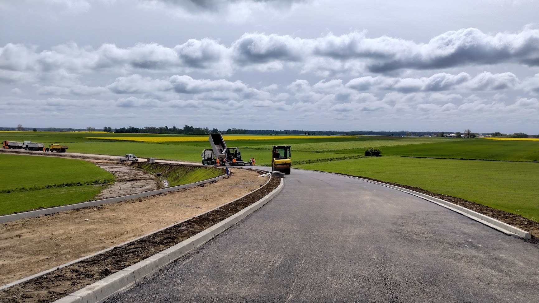 Budowa drogi – walec i układarka